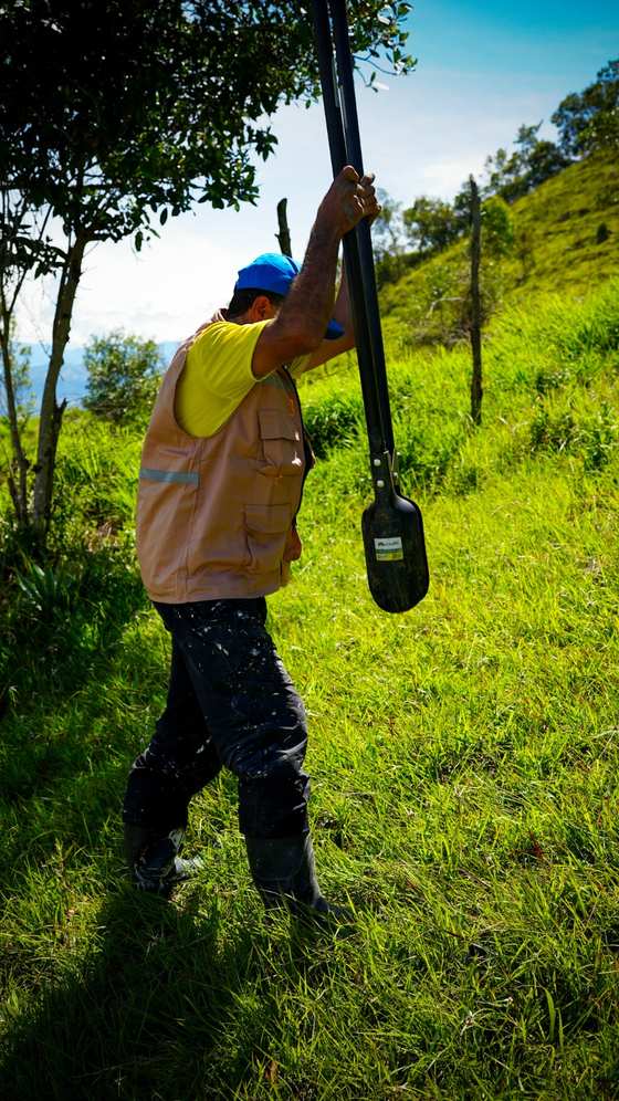 Brigadista realizando el ahoyado técnico